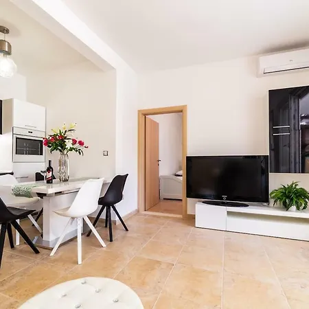 Ln New Apartment Split