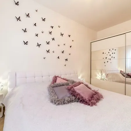 Ln New Apartment Split